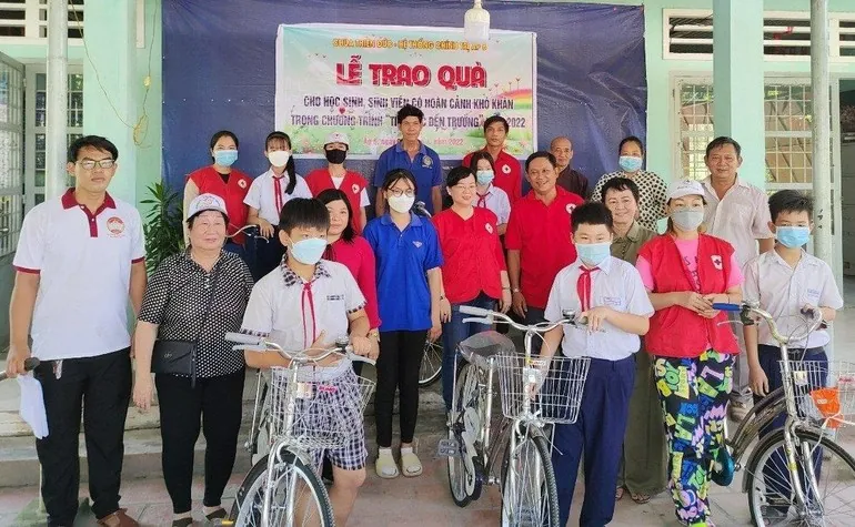 Chùa Thiên Đức và mạnh thường quân trao tặng xe đạp ở xã Bình Mỹ
